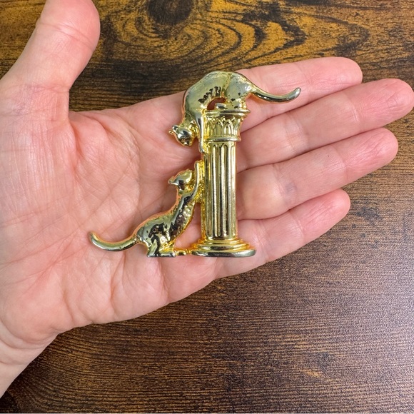 Gold Tone Cat Brooch with Column Design Playful Playing Figural - Picture 9 of 10
